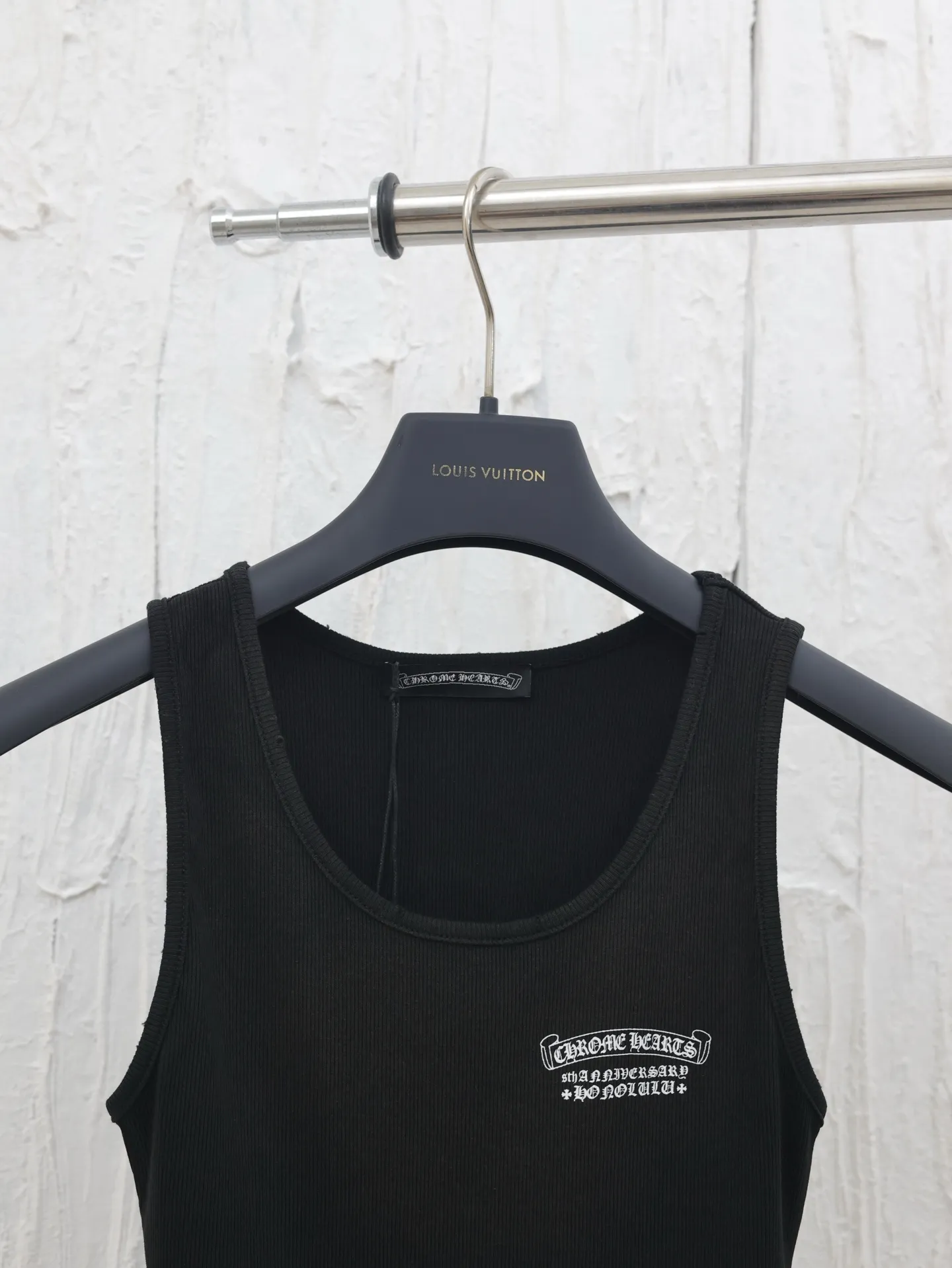 🅿️230 Come Hearts*/Cro Hearts 25 new cross Sanskrit printed knitted vest. Made of high-gramme weight imported yarn and high-elastic thread fabric. The body is designed with line splicing. The elasticity is particularly slimming and has a particularly slimming effect. Minimalist appearance. The texture is online. It is relaxed and comfortable. Wear it alone or layered to have different styles. A must-have for every hand. Size: S/M/L